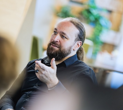 Software Entwickler, der etwas erklärt