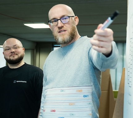 Eine Person zeigt etwas auf einem Board.