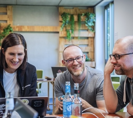 Drei Mitarbeiter arbeiten zusammen als Team